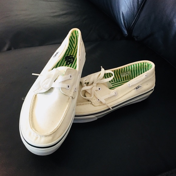 vans boat shoes white